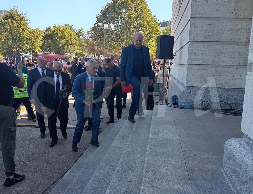BELGRADE, SEPTEMBER 7 /SRNA/ - Russian Ambassador to Serbia Alexander Botsan-Kharchenko paid tribute to General Ratko Mladić at the Church of St. Luke in Belgrade's Vidikovac neighborhood, where his coffin is on display.