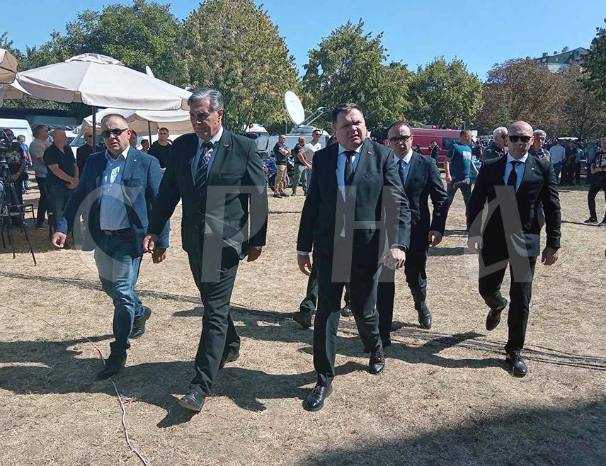 КАРАН И БУДИМИР ОДАЛИ ПОЧАСТ ГЕНЕРАЛУ МЛАДИЋУ У ЦРКВИ СВЕТОГ ЛУКЕ