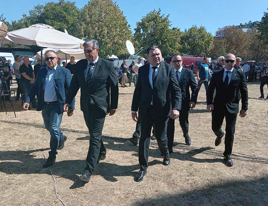 BANJA LUKA, SEPTEMBER 7 /SRNA/ - President of Republika Srpska Siniša Karan and Minister of the Interior Željko Budimir today paid tribute to General Ratko Mladić at the Church of St. Luke in Belgrade, where the coffin containing the body of the former commander of the Main Staff of the Army of Republika Srpska is on display.