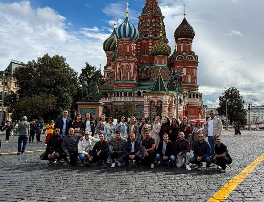 ПАЛЕ, 8. СЕПТЕМБРА /СРНА/ - На позив Министарства културе Руске Федерације, Културно-умјетничко друштво "Младост" са Пала ових дана учествује на 15. међународном фестивалу фолклора "Златни прстен" који се одржава у Москви и Владимиру.