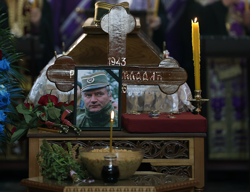 ПОДГОРИЦА, 7. СЕПТЕМБРА /СРНА/ - Делегација Српског националног савјета Црне Горе, на челу са предсједником Момчилом Вуксановићем, данас је у манастиру Острог присуствовала молитви и запалила свијеће за покој душе генерала Ратка Младића.