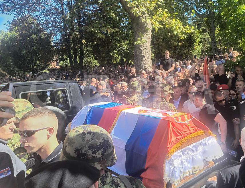 БЕОГРАД, 7. СЕПТЕМБРА /СРНА/ - На Топчидерском гробљу у Београду почео је испраћај на вјечни починак генерала Ратка Младића, у присуству породице, званичника Републике Српске и Србије, те хиљада грађана.