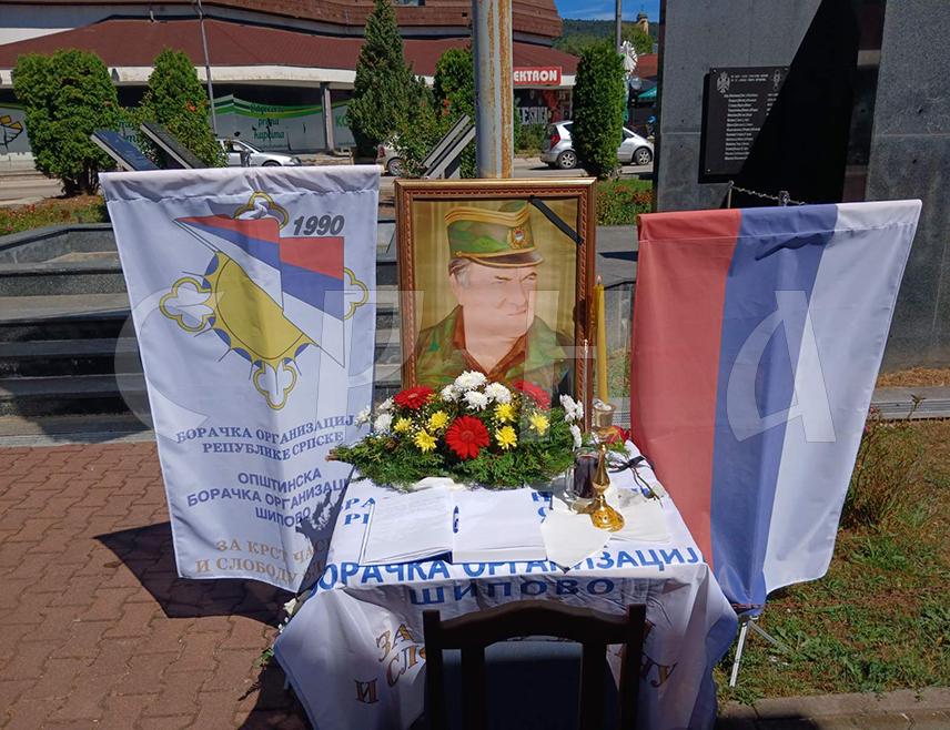 ШИПОВО, 7. СЕПТЕМБРА /СРНА/ - У Шипову је данас код централног спомен-обиљежја за 101 борца из ове локалне заједнице погинулог у Одбрамбено-отаџбинском рату служен помен и одата почаст генералу Војске Републике Српске Ратку Младићу.