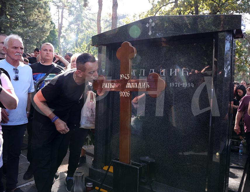BELGRADE, SEPTEMBER 7 /SRNA/ - Several hundred citizens remained at Topčider Cemetery in Belgrade after the funeral of General Ratko Mladić to light candles at his grave and pay their final respects.