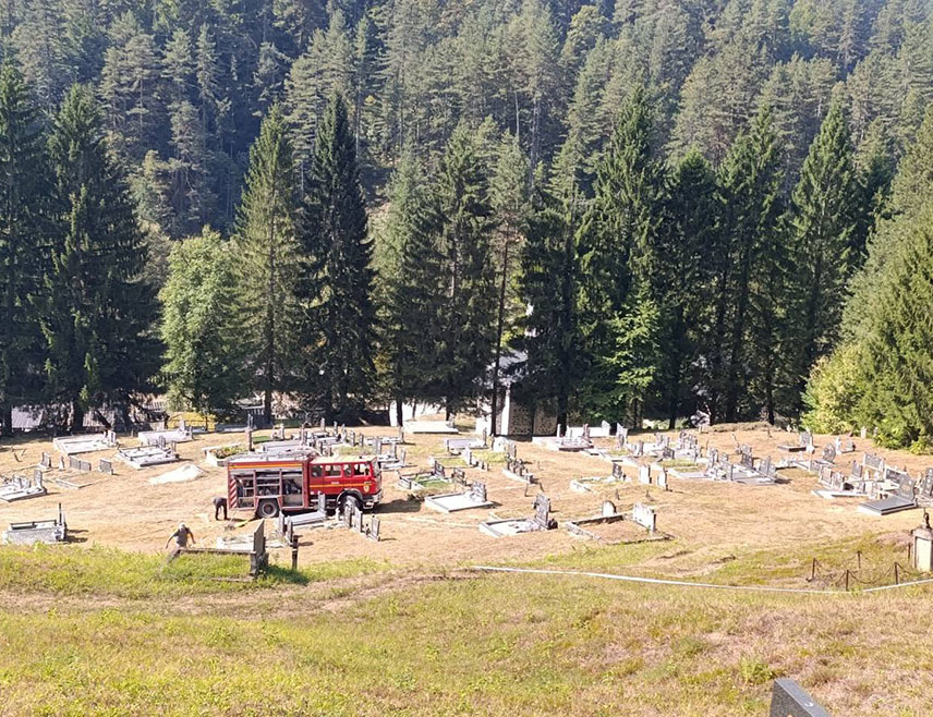 ZAVIDOVIĆI, SEPTEMBER 8 /SRNA/ - The situation with the fire near Vozućica Monastery is good this morning and there is no danger to the holy site, Protopresbyter-Stavrophor Zoran Živković told SRNA, expressing hope that it will remain so.
