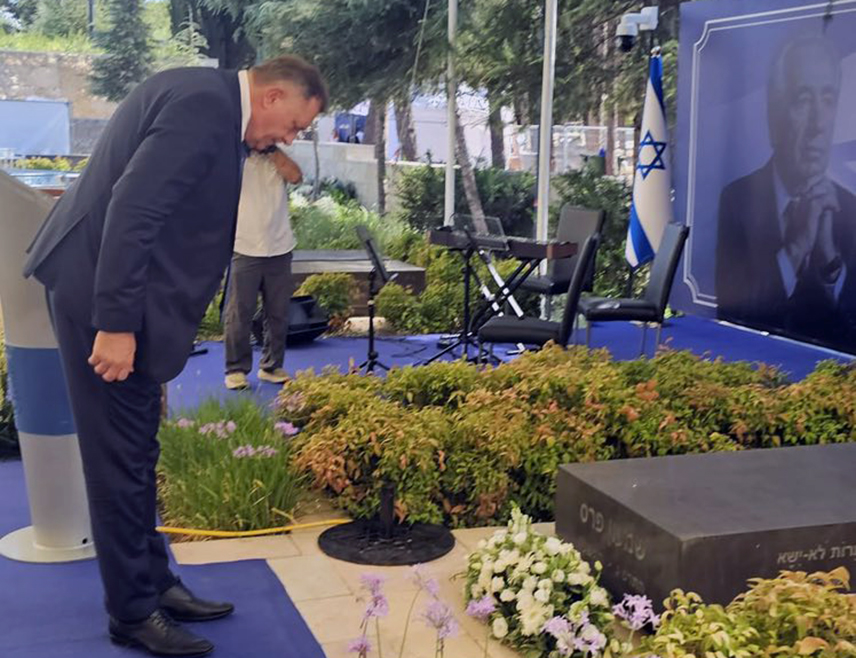 ЈЕРУСАЛИМ, 8. СЕПТЕМБРА /СРНА/ - У Јерусалиму је данас почела национална меморијална служба у част бившег предсједника и премијера Израела Шимона Переса, којој као почасни гост присуствује предсједник Милорад Додик, јавља извјештач Срне.