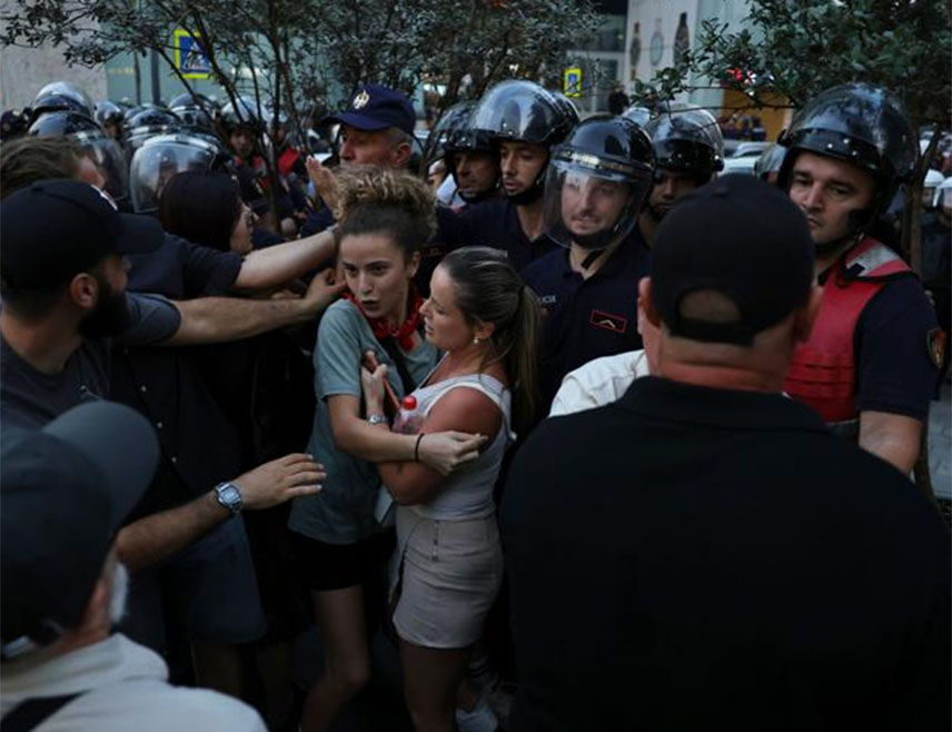 ТИРАНА, 8. СЕПТЕМБРА /СРНА/ - Албанска полиција сукобила се данас са демонстрантима који су покушали доћи до зграде парламента у Tирани, а пет особа је приведено.