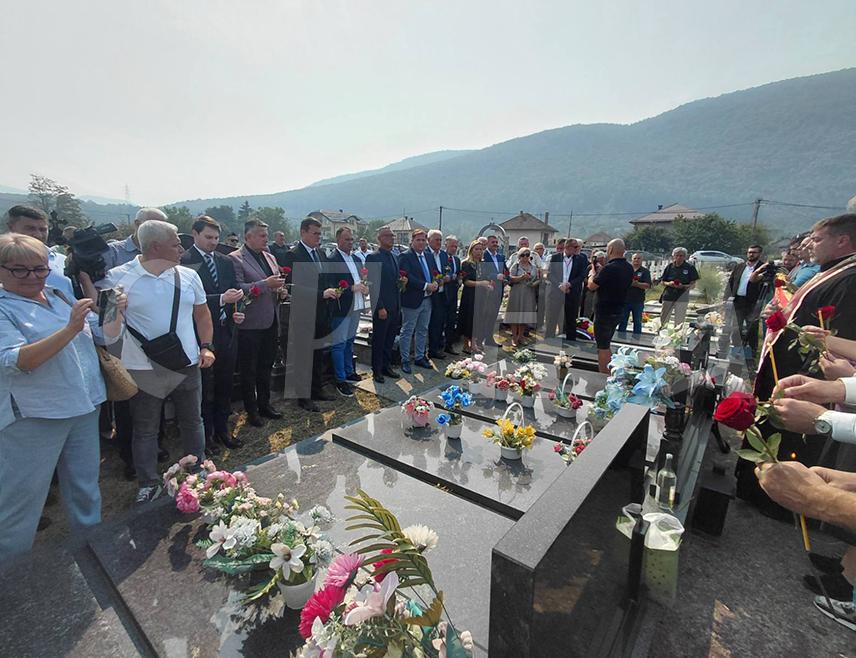 ИСТОЧНА ИЛИЏА, 9. СЕПТЕМБРА /СРНА/ - У Источном Илиџи почело је обиљежавање Дана сјећања на жртве НАТО бомбардовања у Републици Српској током којег је 1995. године убијено више од 50 припадника Војске Републике Српске и цивила, а рањено њих више од 120.