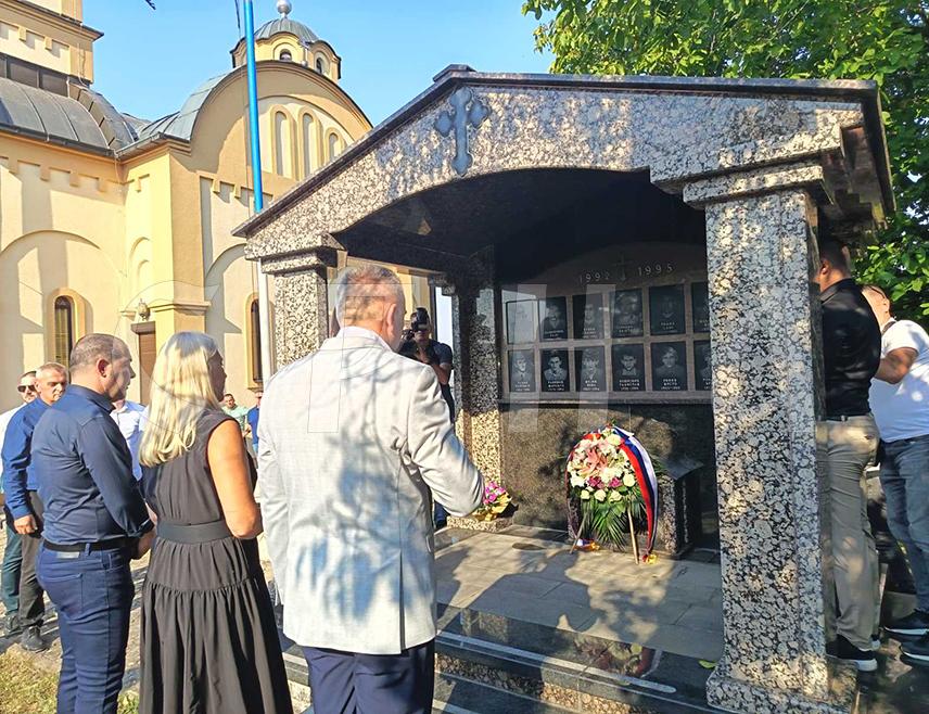 ЛОПАРЕ, 9. СЕПТЕМБРА /СРНА/ - Премијер Републике Српске Саво Минић и српски члан Предсједништва БиХ Жељка Цвијановић положили су вијенац погинулим борцима Војске Републике Српске у порти Цркве Рођења Пресвете Богородице у Пушковцу код Лопара.