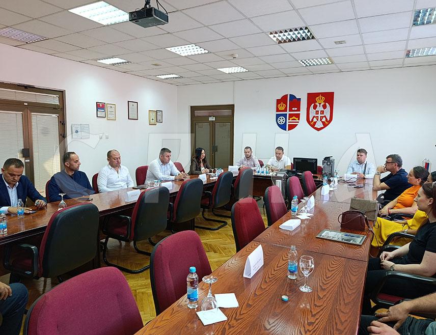 MRKONJIĆ GRAD, SEPTEMBER 9 /SRNA/ – Divna Aničić, CEO of the Hydro Power Plant on the River Vrbas, met today with representatives of local sports clubs and two cultural-artistic societies to discuss continuing cooperation and advertising as a form of support for their activities.