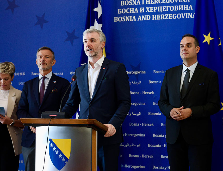 САРАЈЕВО, 9. СЕПТЕМБРА /СРНА/ - Министар транспорта и комуникација у Савјету министара Един Форто изјавио је данас да је потребно поново увести мораторијум на таксу по одлазаћем путнику или размислити о томе да она буде смањена како би био задржан раст у авио-сектору у БиХ.