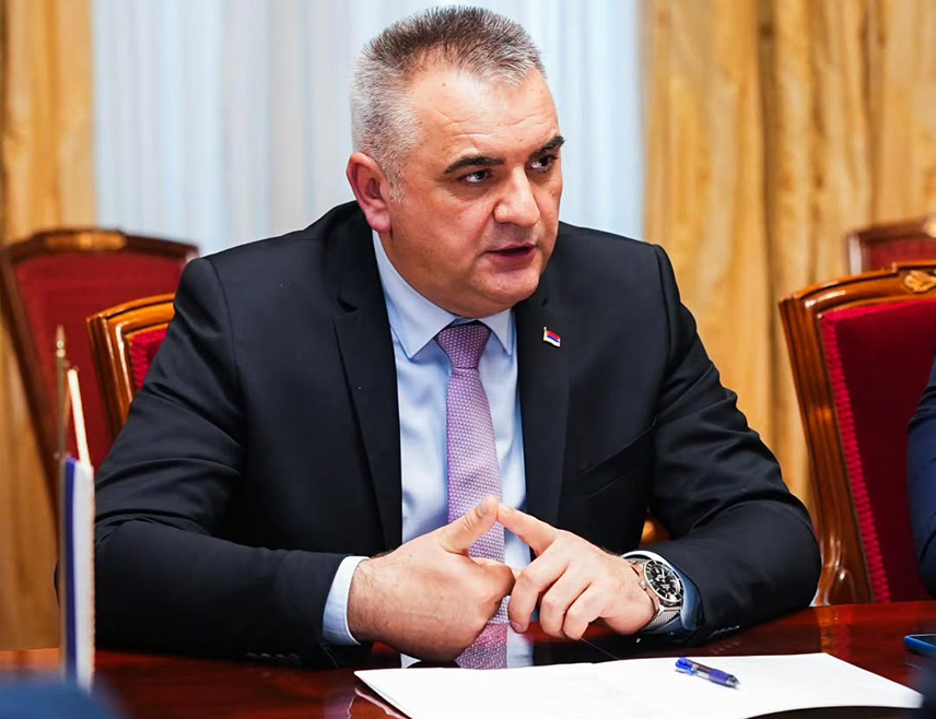 БАЊАЛУКА, 9. СЕПТЕМБРА /СРНА/ - Предсједник Владе Републике Српске Саво Минић рекао је да се прати ситуација након снажног невремена које је захватило Лакташе и да је је у контакту са градоначелником Мирославом Бојићем.