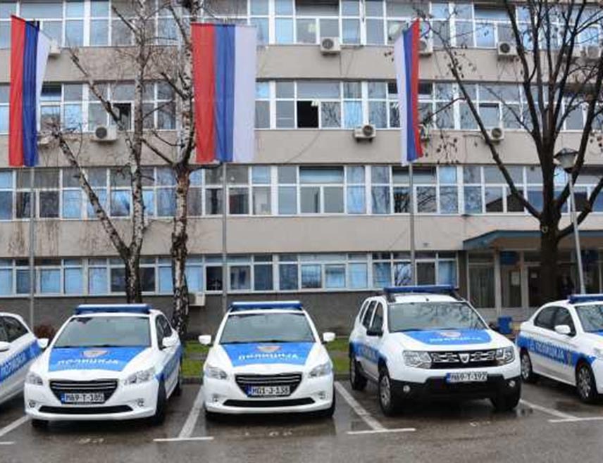 БАЊАЛУКА, 10. СЕПТЕМБРА /СРНА/ - Полиција је поднијела извјештај против фирме из Бањалуке и лица из Лакташа чији су иницијали Д.С. због сумње да су у Косјерову, противно законским прописима и без потребних одобрења, уговора и плаћања накнаде, експлоатисали и продавали шљунак.