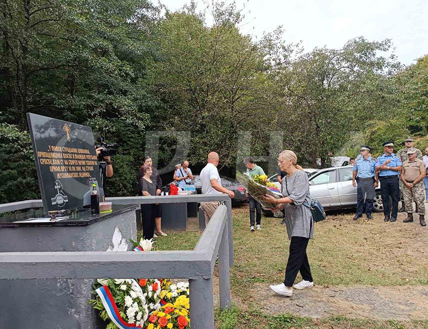 ЗВОРНИК, 10. СЕПТЕМБРА /СРНА/ - На Црном врху код Зворника данас су обиљежене 34 године од страдања 11 припадника Војске Републике Српске, полиције и цивила, које су на данашњи дан 1992. године из засједе убили муслимани из Сребренице.