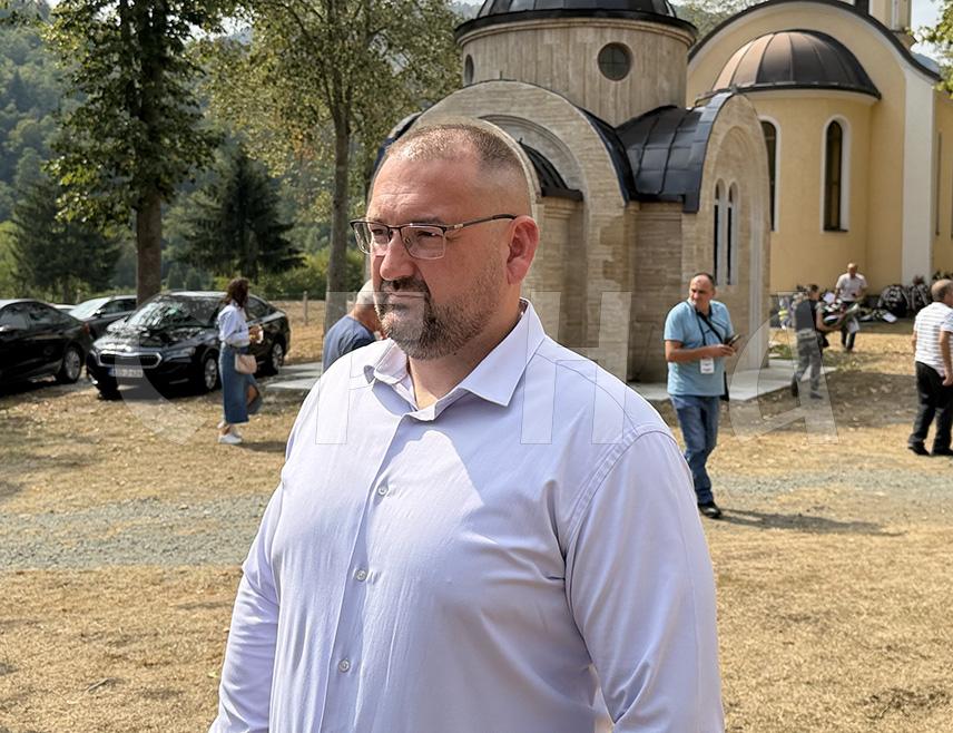 ЗАВИДОВИЋИ, 10. СЕПTЕМБРА /СРНА/ - Питање проналаска посмртних остатака Срба и даље је политичко, а не хумано и уско је везано за процесуирање ратних злочина чије су жртве Срби, изјавио је вршилац дужности директора Републичког центра за истраживање рата, ратних злочина и тражење несталих лица Виктор Нуждић.