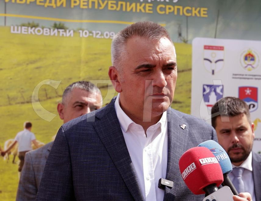 ШЕКОВИЋИ, 10. СЕПТЕМБРА /СРНА/ - Предсједник Владе Републике Српске Саво Минић оцијенио је данас да је писмо појединих парламентараца из Федерације БиХ /ФБиХ/ са захтјевом да се суспендују паралелни односи Републике Српске и Србије харанга која тим људима служи у дневнополитичке и предизборне сврхе.
