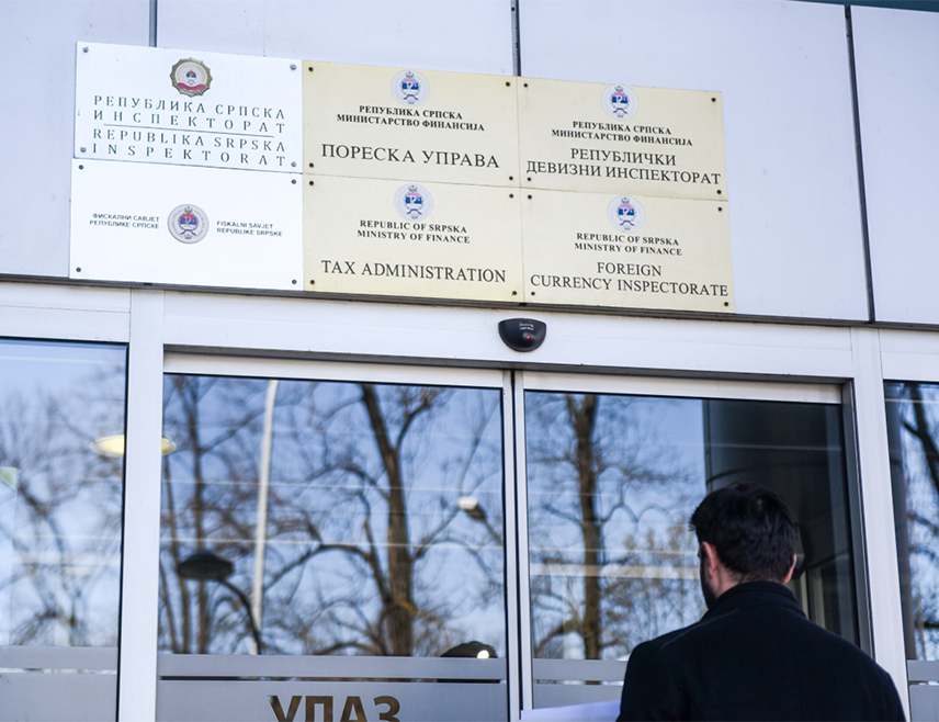 БАЊАЛУКА, 10. СЕПТЕМБРА /СРНА/ - Пореска управа Републике Српске је током осам мјесеци ове године на рачун јавних прихода Српске прикупила 3,211 милијарди КМ, што је за 294 милиона КМ или 10 одсто више него у истом периоду лани, саопштено је из ове управе.