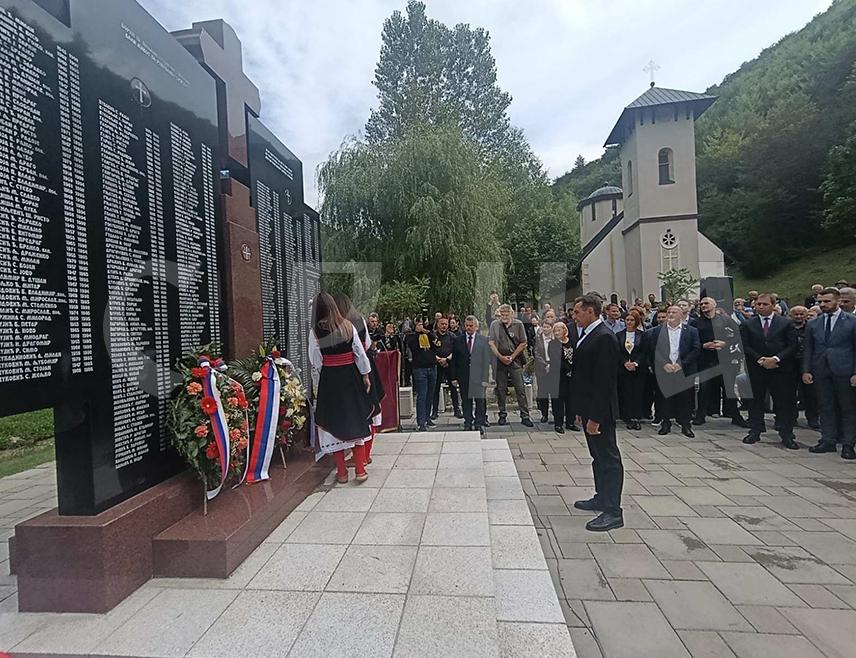 ШИПОВО, 12. СЕПТЕМБРА /СРНА/ - Код споменика погинулим борцима и цивилним жртвама рата из Доњег Вакуфа-Србобрана, подигнутом у порти манастира Глоговац код Шипова, положени су вијенци и цвијеће поводом обиљежавања 31 године од езгодуса и страдања Срба из Доњег Вакуфа.