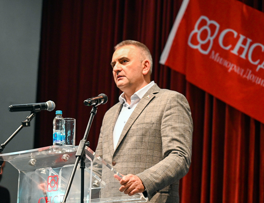 ФОЧА, 12. СЕПТЕМБРА /СРНА/ - Кандидат СНСД-а за предсједника Републике Српске Саво Минић поручио је да се не смије одустати од Републике Српске која данас има велике инвестиције и да је спреман да стане пред грађане и настави тај пут као нови предсједник.