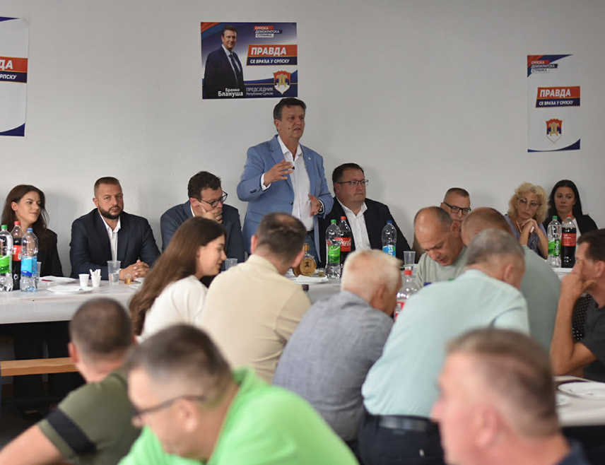БАЊАЛУКА, 12. СЕПТЕМБРА /СРНА/ - Кандидати СДС-а за предсједника Републике Српске и српског члана Предсједништва БиХ Бранко Блануша и Маринко Божовић разговарали су данас са мјештанима Зборишта код Брода о проблемима са којима се суочавају грађани у овом дијелу Српске.