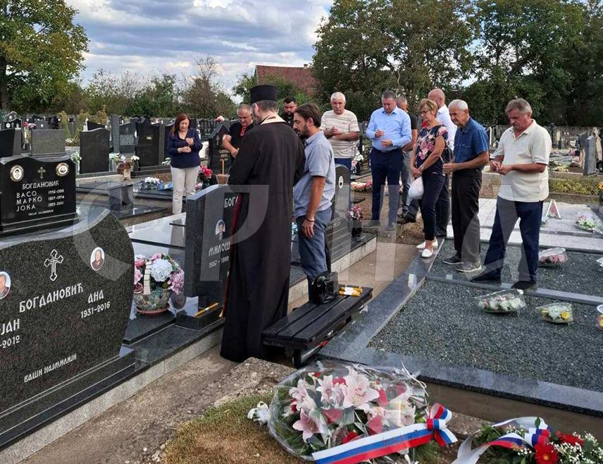 ШАМАЦ, 12. СЕПTЕМБРA /СРНА/ - На мјесном гробљу у Шкарићу код Шамца служен је парастос команданту Седмог батаљона Друге посавске бригаде Војске Републике Српске Милошу Богдановићу, који је погинуо у Лаништима код Брчког прије 33 године.