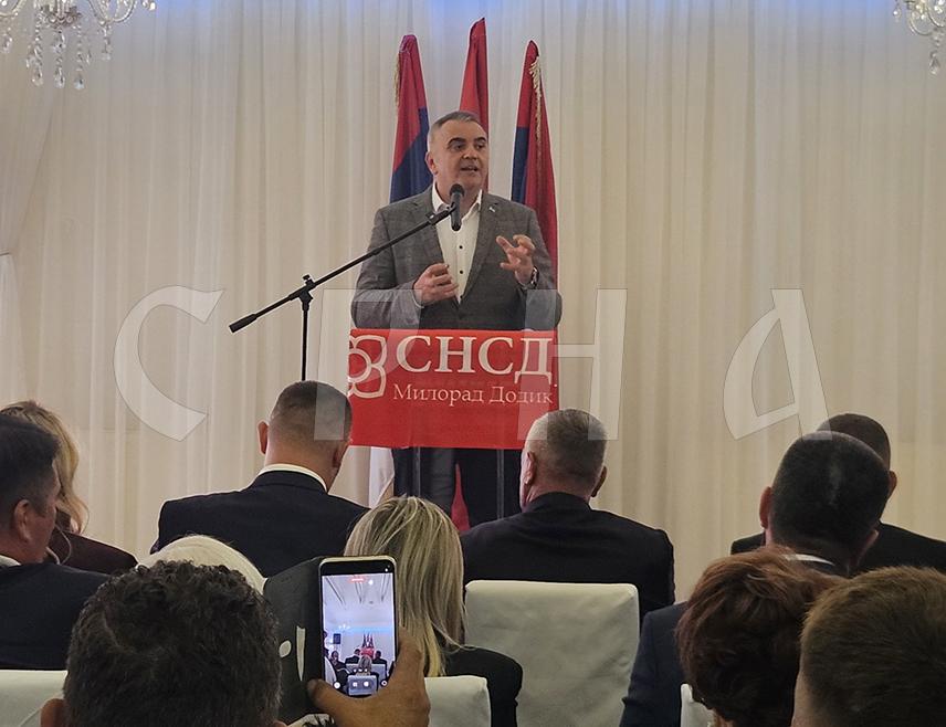ГАЦКО, 12. СЕПТЕМБРА /СРНА/ - Кандидат СНСД-а за предсједника Републике Српске Саво Минић рекао је вечерас у Гацку да је СНСД-а на челу са Милорадом Додиком скинуо окове са Републике Српске.
