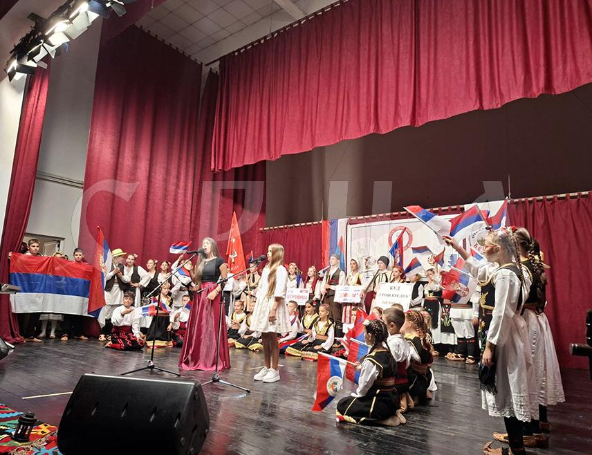 ШАМАЦ, 13. СЕПTЕМБРА /СРНА/ - КУД "Посавина" вечерас је поводом Дана српског јединства, слободе и националне заставе у Шамцу организовао годишњи концерт "Чувари традиције - Ђерам", на којем су учествовала друштва из Србије и Републике Српске.