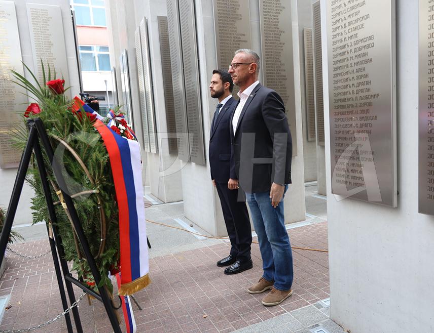 БАЊАЛУКА, 14. СЕПТЕМБРА /СРНА/ - Савјетник предсједника Републике Српске Марко Ромић рекао је да младе генерације треба да чувају сјећање на нестале и погинуле у Одбрамбено-отаџбинском рату, како њихова жртва не би била узалудна.