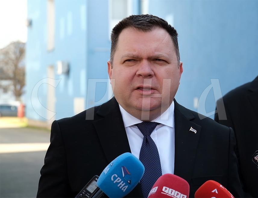 ДОБОЈ, 14. СЕПТЕМБРА /СРНА/- Министар унутрашњих послова Републике Српске Жељко Будимир рекао је да Дан српског јединства, слободе и националне заставе указује да су Српска и Србија једна велика отаџбина свих Срба.