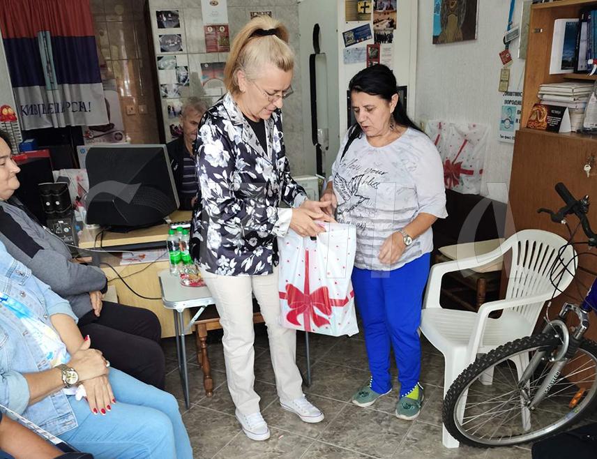 БРАТУНАЦ, 14. СЕПТЕМБРА /СРНА/ - Представници Организације породица погинулих и заробљених бораца и несталих цивила општине Братунац уручили су данас помоћ за 13 породица, чланова ове организације, Дана погинулих и несталих Републике Српске.