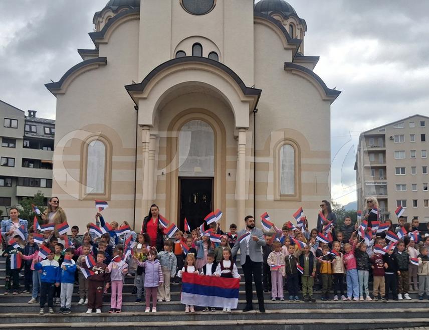ПАЛЕ, 15. СЕПТЕМБРА /СРНА/ - Малишани из паљанског вртића "Бубамара" данас су у пратњи васпитача продефиловали шеталиштем, носећи заставице Републике Српске и Србије и тако обиљежили Дан српског јединства, слободе и националне заставе.