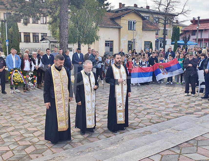 СОКОЛАЦ, 15. СЕПТЕМБРА /СРНА/ - На Сокоцу је данас служен помен и положени вијенци на Споменик солунским добровољцима, поводом Дана српског јединства, слободе и националне заставе и Дана почетка пробоја Солунског фронта.