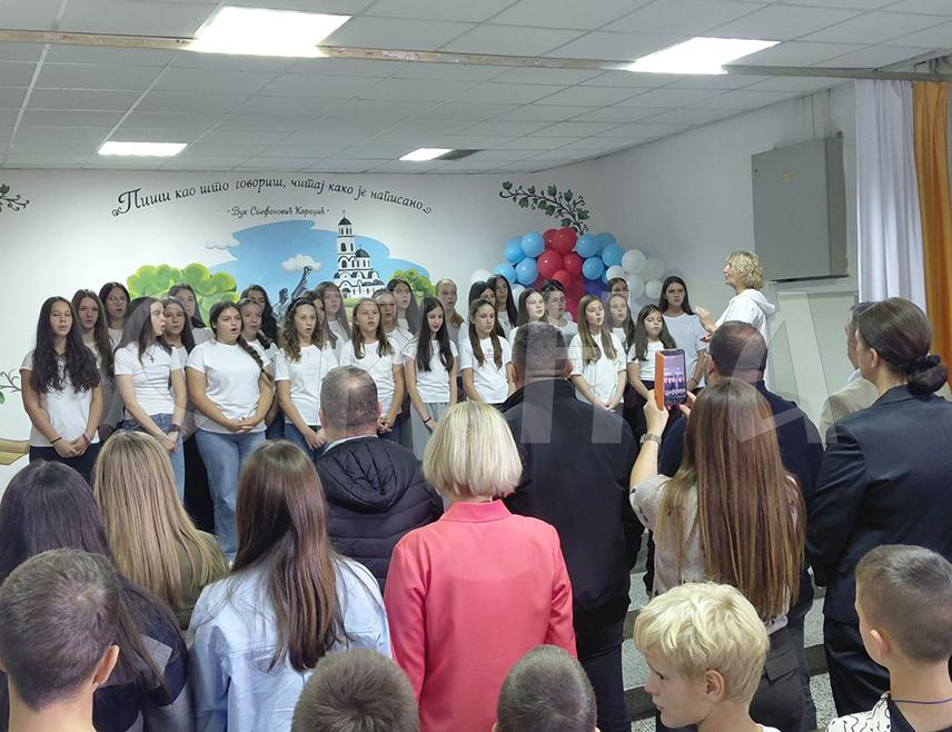 ВЛАСЕНИЦА, 15. СЕПTЕМБРА /СРНА/ - Слобода, мир и очување националног идентитета највеће су вриједности српског народа, поручено је са обиљежавања Дана српског јединства, слободе и националне заставе у Основној школи "Вук Караџић" у Власеници.
