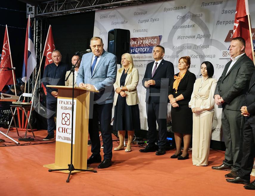 ГРАДИШКА, 15. СЕПТЕМБРА /СРНА/ - СНСД је 24 године побјеђивао на изборима јер је народ процијенио да је најбољи и не одустаје од борбе за народ и Републику Српску, поручио је лидер ове партије Милорад Додик на предизборном скупу у Горњим Подградцима код Градишке.