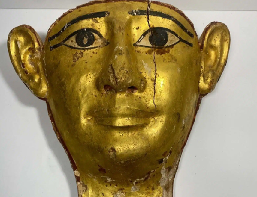 КАИРО, 16. СЕПТЕМБРА /СРНА/ - Египат је из Швајцарске вратио древну златну погребну маску што је дио напора да ова земља врати  артефакте који су незаконито изнијети, саопштено је из египатског Министарства спољних послова.