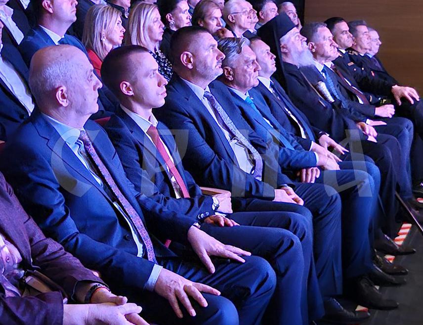 ИСТОЧНО САРАЈЕВО, 16. СЕПТЕМБРА /СРНА/ - У Источном Сарајеву почела је свечана академија поводом Дана и крсне славе града - Светог Петра Дабробосанског, којој присуствује и предсједник Републике Српске Синиша Каран.