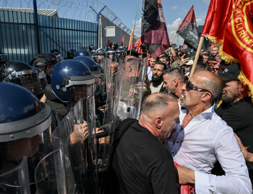 БЕОГРАД, 17. СЕПТЕМБРА /СРНА/ - Присуство полиције појачано је испред зграде привремених институција у Приштини због најављеног протеста након пресуде четворици бивших вођа терористичке ОВК.
