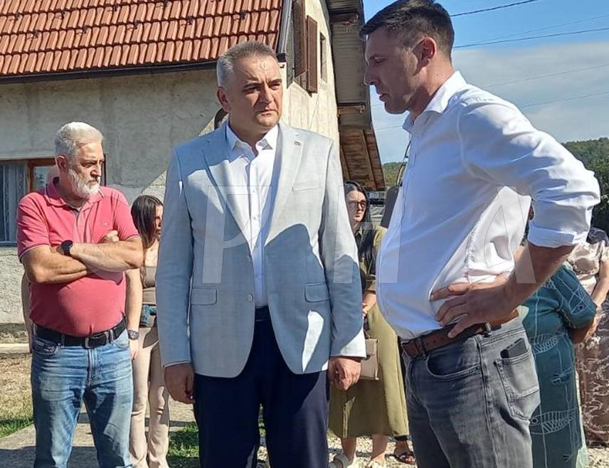 БАЊАЛУКА, 17. СЕПТЕМБРА /СРНА/ - Надлежне институције настављају активности на рјешавању проблема ерозије и приступа путевима, изјавио је предсједник Владе Републике Српске Саво Минић након што је присуствовао почетку санације корита Врбаса, које угрожава најмање 50 домаћинстава у бањалучком насељу Доњи Мађир.