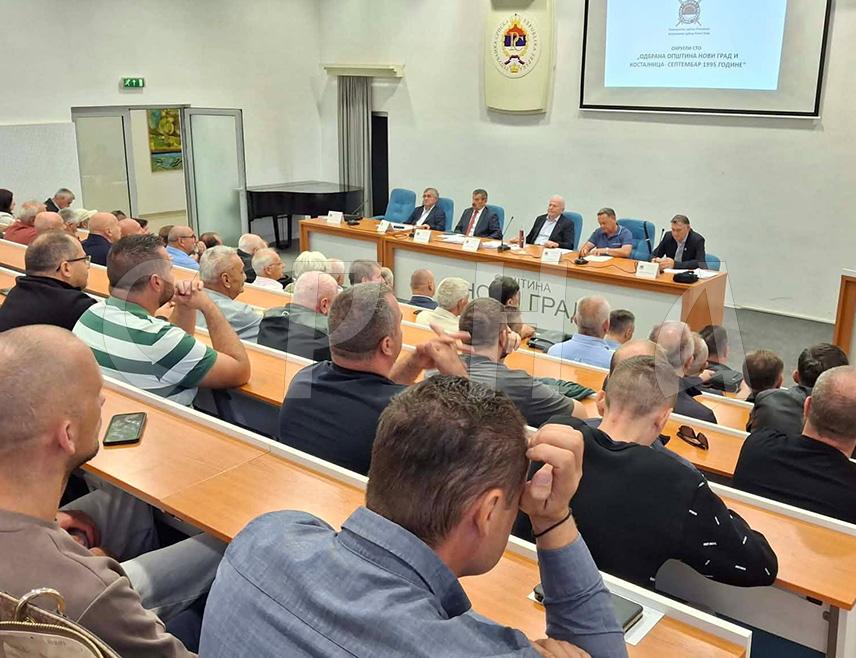 НОВИ ГРАД, 17. СЕПТЕМБРА /СРНА/ - Одсудна битка за западне границе Републике Српске водила се у септембру 1995. године када су захваљујући херојству ВРС и становништва одбрањене општине Нови Град, Костајница и Козарска Дубица, о чему ће бити објављена публикација, речено је на округлом столу у Новом Граду поводом сјећања на ове дане.