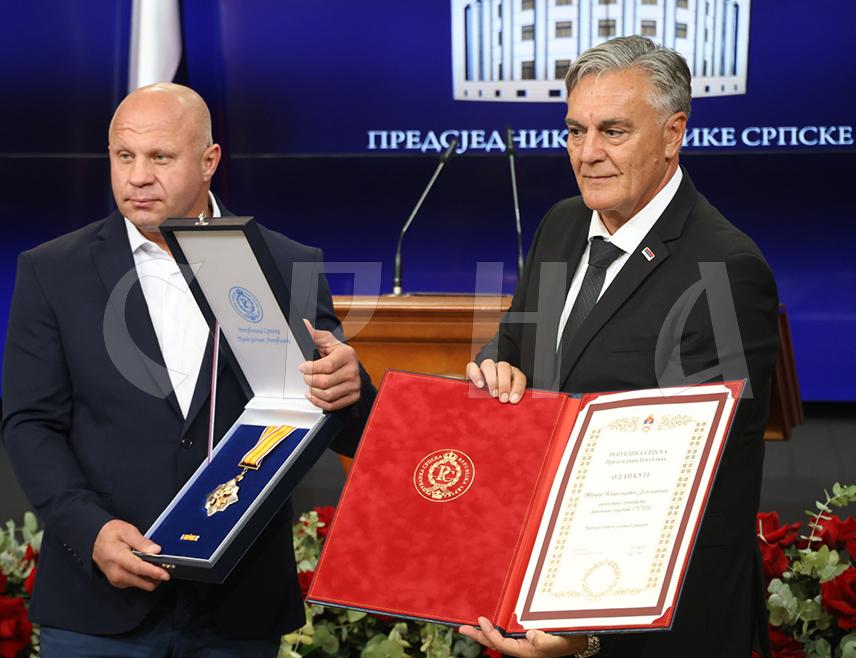 БАЊАЛУКА, 18. СЕПТЕМБРА /СРНА/ - Предсједник Републике Српске Синиша Каран уручио је у Бањалуци прослављеном руском борцу мјешовитих борилачких спортова /ММА/ Фјодору Јемељаненку Орден части са златним зрацима.