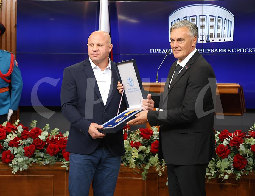 БАЊАЛУКА, 18. СЕПТЕМБРА /СРНА/ - Предсједник Републике Српске Синиша Каран изјавио је да је прослављени руски борац мјешовитих борилачких спортова /ММА/ Фјодор Јемељаненко за Српску и српски народ не само спортска легенда, већ и искрени пријатељ, те да је Орден части са златним зрацима трајни свједок и симбол везе која је искрена, снажна и заснована на заједничким вриједностима.
