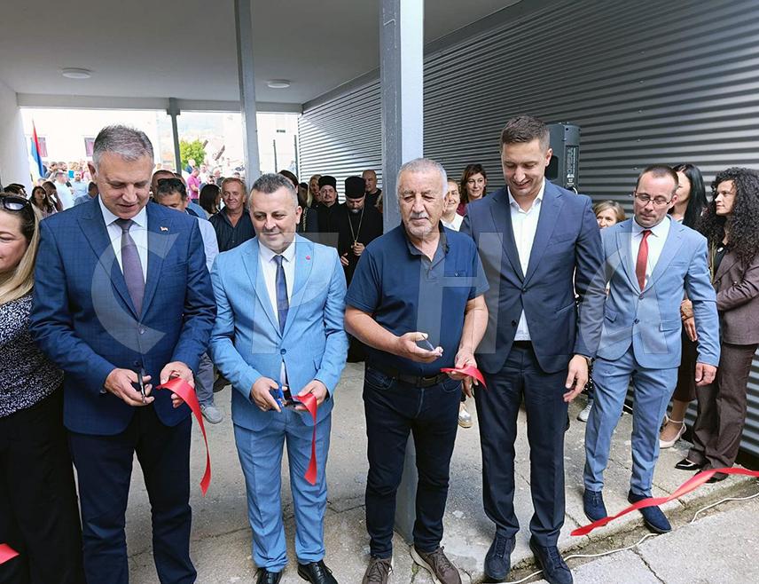 ШИПОВО, 18. СЕПТЕМБРА /СРНА/ - У Шипову су данас отворене обновљене и модернизоване просторије Средњошколског центра /СШЦ/ "Петар Кочић", укључујући и радионицу за практичну наставу, за шта је укупно уложено пет милиона КМ.