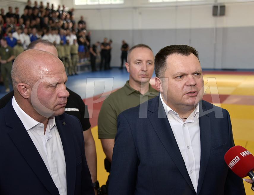 БАЊАЛУКА, 18. СЕПТЕМБРА /СРНА/ - Министар унутрашњих послова Републике Српске Жељко Будимир изјавио је да је легендарни руски ММА борац Фјодор Јемељаненко, којег је данас дочекао у Центру за обуку МУП-а Српске у Залужанима, велики пријатељ Републике Српске, Србије и Срба.
