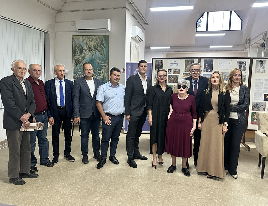 ВЕЛИКА ПЛАНА, 18. СЕПТЕМБРА /СРНА/ - У оквиру манифестације "Дани Српске у Србији", предсједник општине Велика Плана Страхиња Павешковић примио је данас делегацију Представништва Републике Српске у Београду, а у умјетничком дијелу програма публика је имала прилику да погледа монодраму "У знаку бијелог штапа" и концерт групе "Оне три" из Бањалуке.
