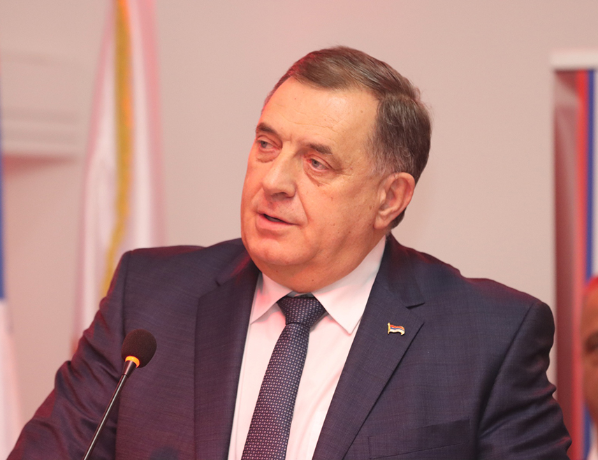 БАЊАЛУКА, 19. СЕПТЕМБРА /СРНА/ - Предсједник СНСД-а Милорад Додик поручио је да Срби морају сами да одлучују о својој судбини и својој држави и да Република Српска мора имати снагу да чува своје интересе, своје и право народа да сам одлучује о својој будућности.