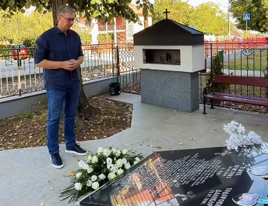 БЕОГРАД, 19. СЕПТЕМБРА /СРНА/ - Предсједник Србије Александар Вучић положио је данас у Малом Орашју и Дубони вијенце на мјестима гдје је у мају 2023. године убијено девет људи из тих села.