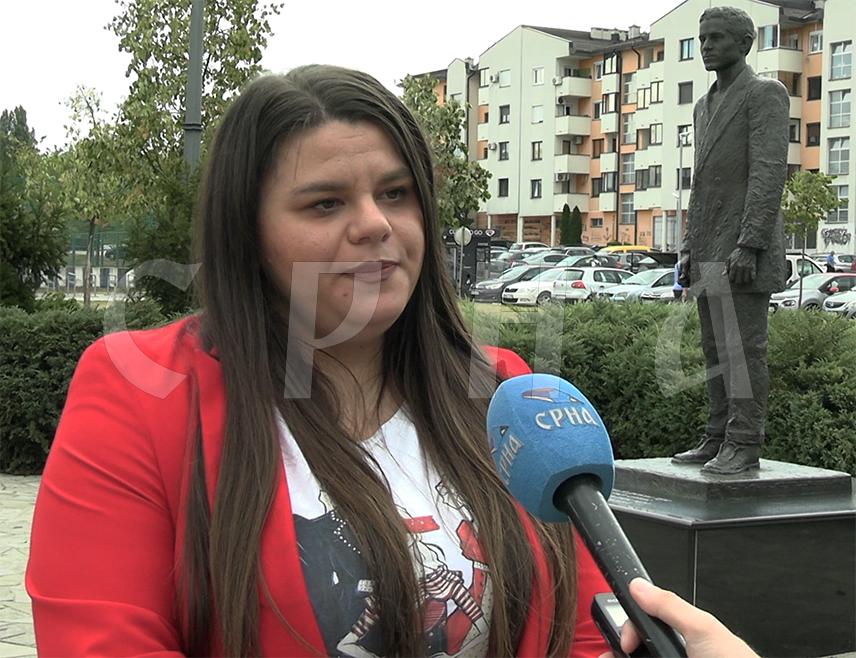 БАЊАЛУКА, 19. СЕПТЕМБРА /СРНА/ - Организациони секретар СНСД-а Игор Додик рекао је да ће се лично заложити да Маријани Мочевић из Источне Илиџе, која је добила отказ у фирми у Сарајеву због објаве заставе Србије и шајкаче на друштвеним мрежама, буде обезбијеђен посао у Републици Српској.