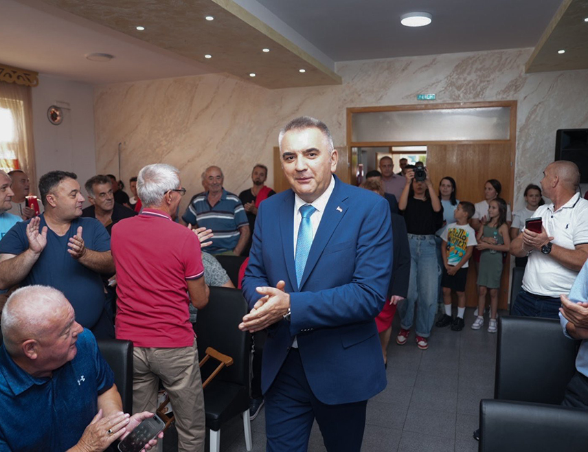 ВУКОСАВЉЕ, 19. СЕПТЕМБРА /СРНА/ - Кандидат СНСД-а за предсједника Републике Српске Саво Минић поручио је да му подршка честитих људи у Вукосављу даје снагу да се иде одлучно до побједе за стабилну и јаку Републику Српску.