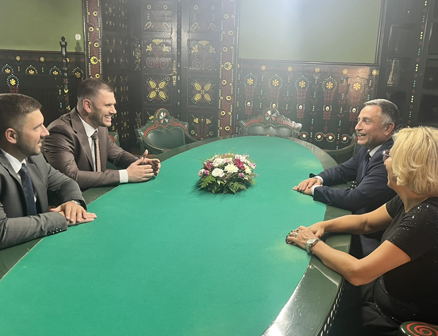 БЕОГРАД, 19. СЕПТЕМБРА /СРНА/ – Суботица има огроман потенцијал за додатни развој и унапређење сарадње са локалним самоуправама у Републици Српској, а бројна и веома активна завичајна удружења која дјелују у овом граду могу да буду мост сарадње у областима културе, образовања, спорта, али и привреде, оцијењено је на састанку делегација Републике Српске и града Суботице.