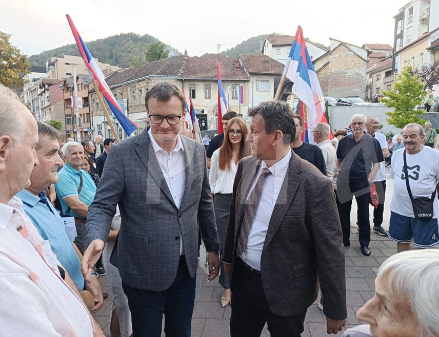 ЗВОРНИК, 19. СЕПТЕМБРА /СРНА/ - Кандидат СДС-а за српског члана Предсједништва БиХ Маринко Божовић истакао је вечерас у Зворнику да овај град треба да се развија и да искорити своју везу са матицом Србијом за бржи и успјешнији развој.